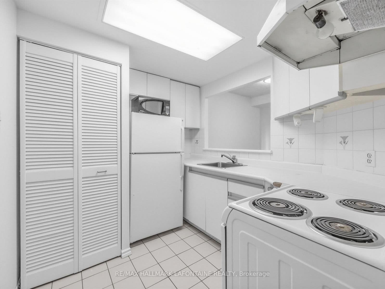88 Charles Street E, Unit 504 thumbnail 7