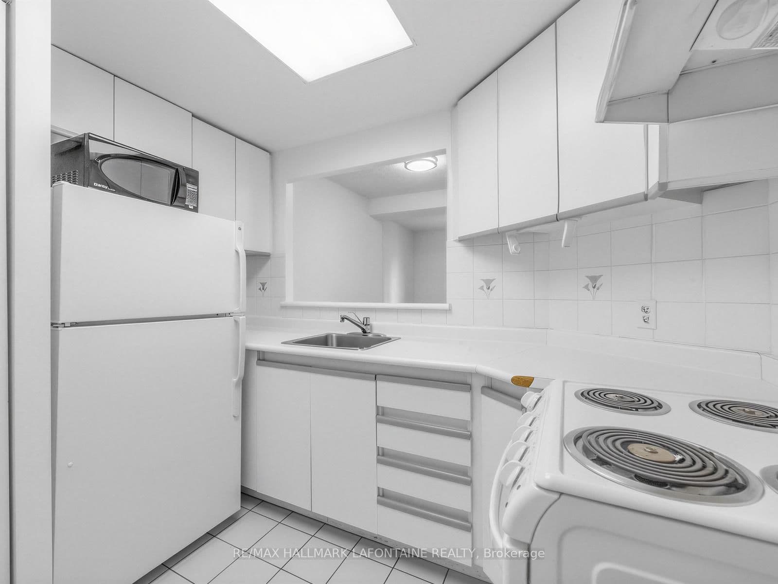 88 Charles Street E, Unit 504 thumbnail 8