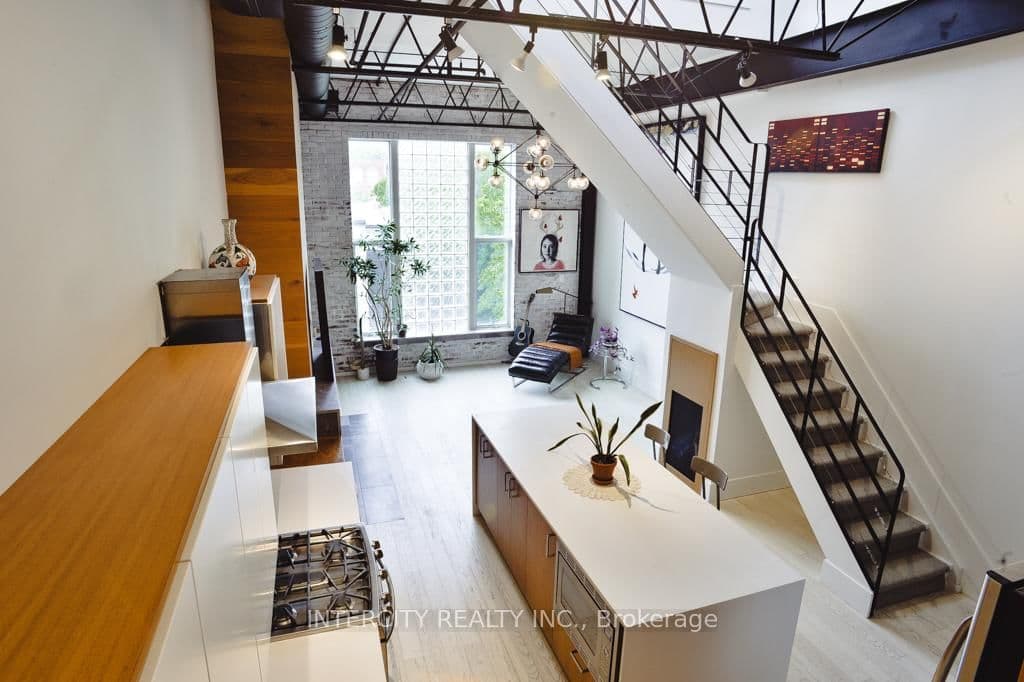 #208 - 676 Richmond Street W