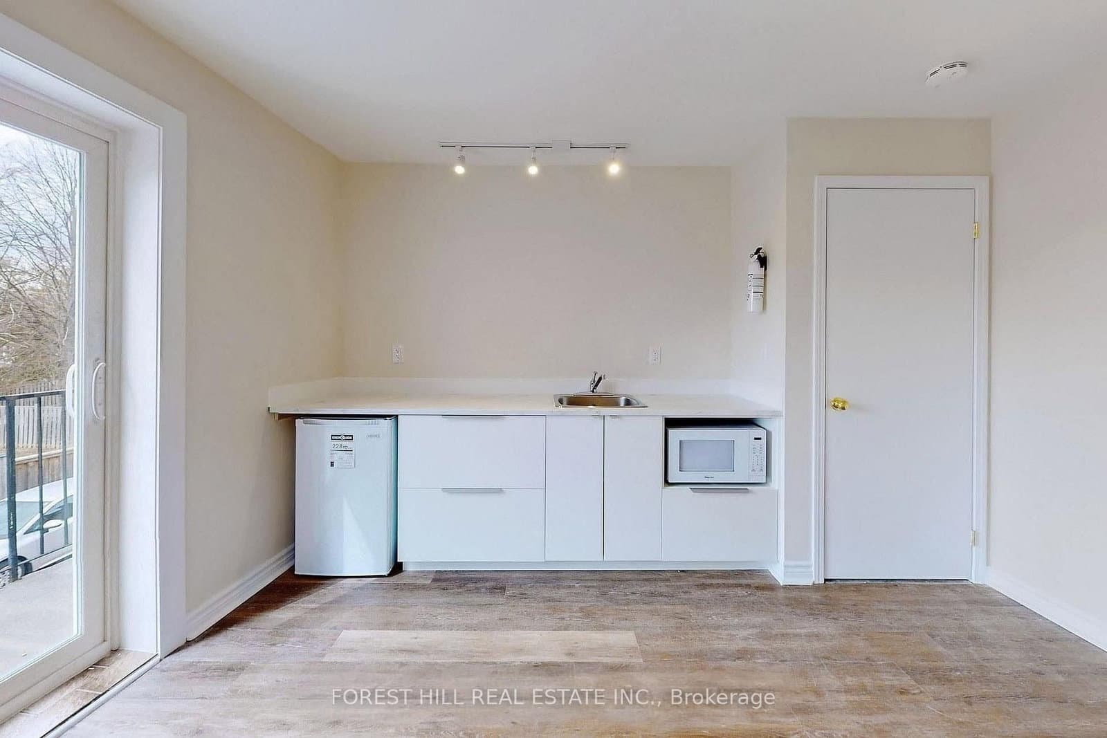 6068 Yonge Street thumbnail 11
