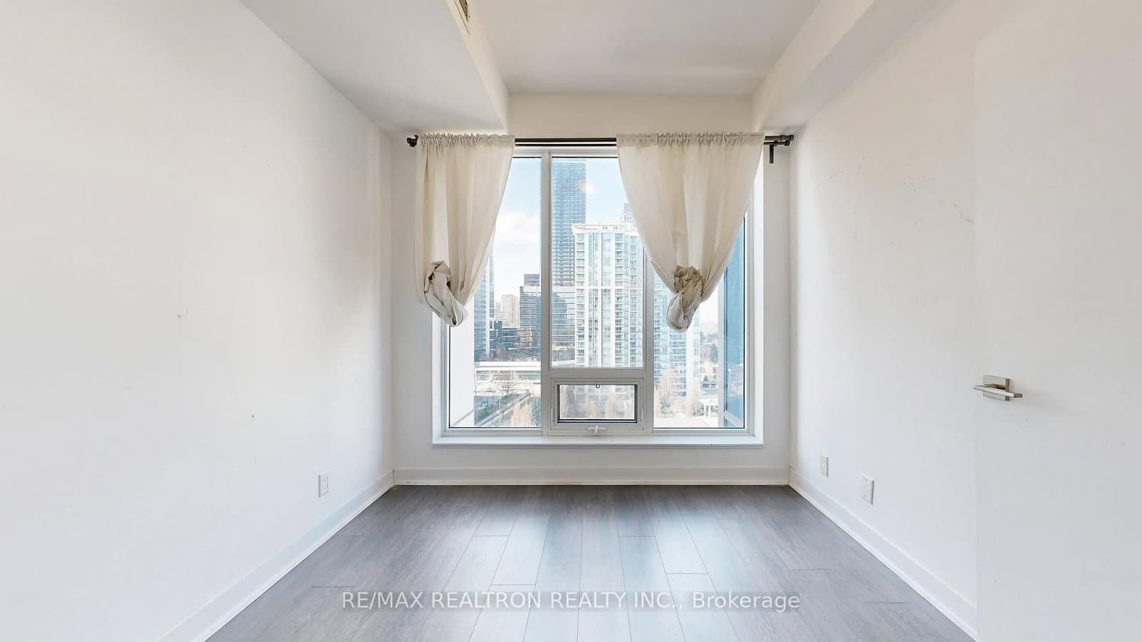 28 Avondale Avenue, Unit 1102 thumbnail 20