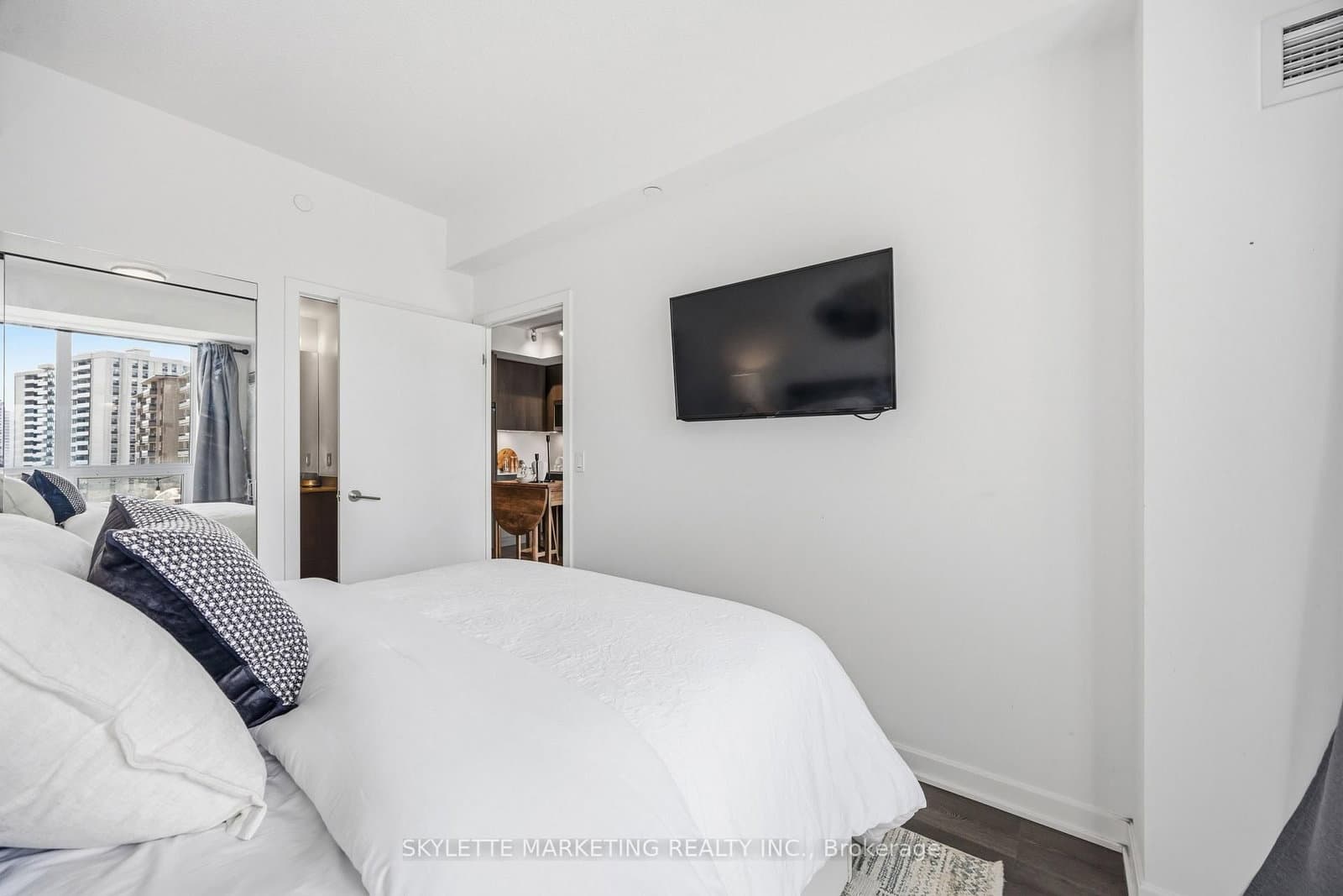 38 Forest Manor Road, Unit 414 thumbnail 24