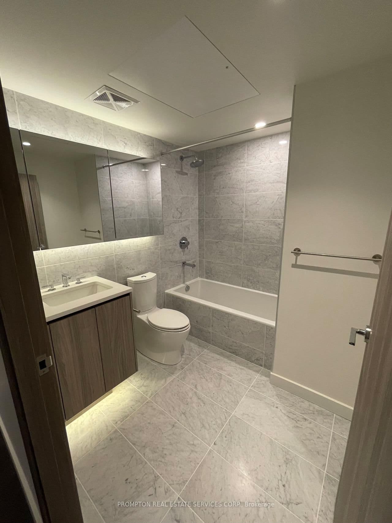 85 McMahon Drive, Unit 2015 thumbnail 12