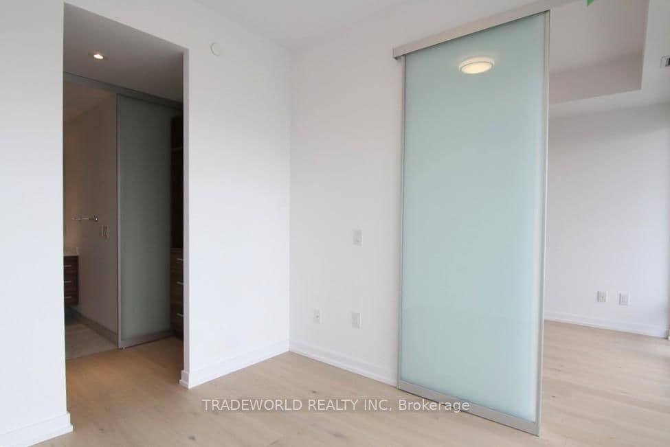 488 University Avenue, Unit 2101 thumbnail 10