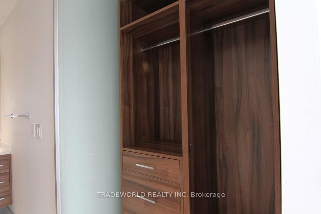488 University Avenue, Unit 2101 thumbnail 12