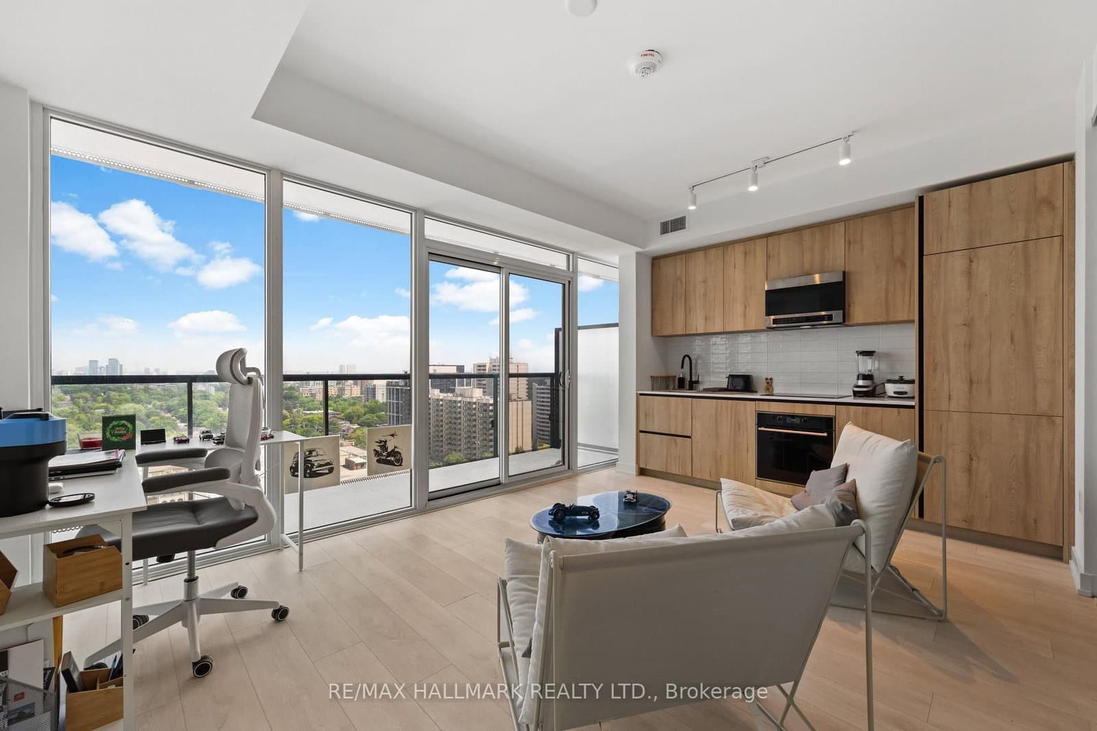 127 Broadway Avenue, Unit 1611