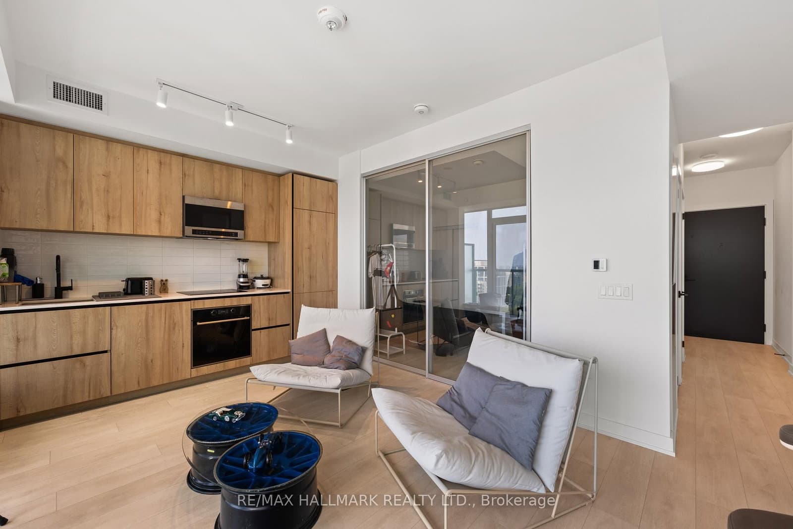 127 Broadway Avenue, Unit 1611 thumbnail 3