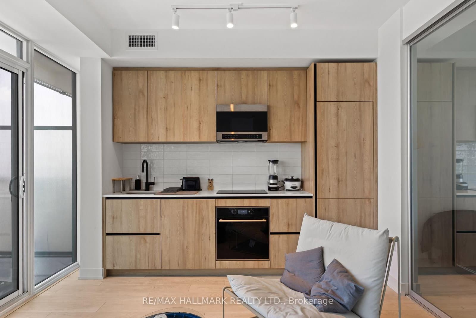 127 Broadway Avenue, Unit 1611 thumbnail 4