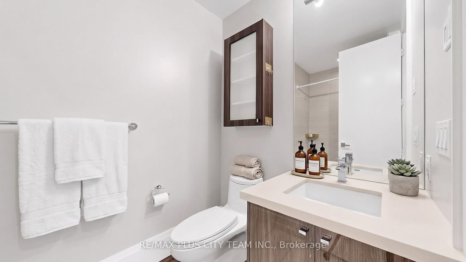 29 Queens Quay E, Unit TH122 thumbnail 11