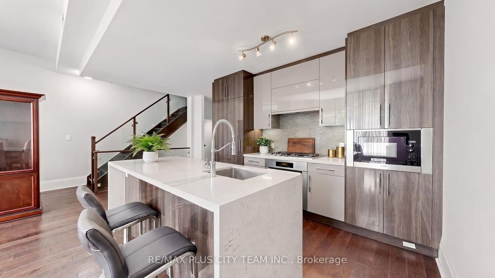 29 Queens Quay E, Unit TH122 thumbnail 4