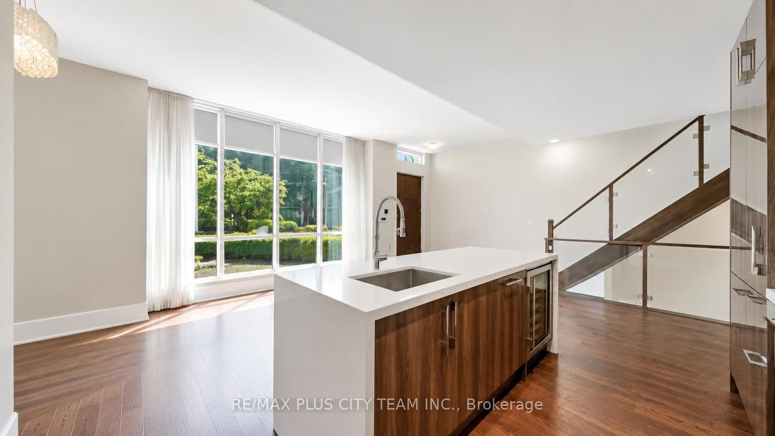 29 Queens Quay E, Unit TH122 thumbnail 5