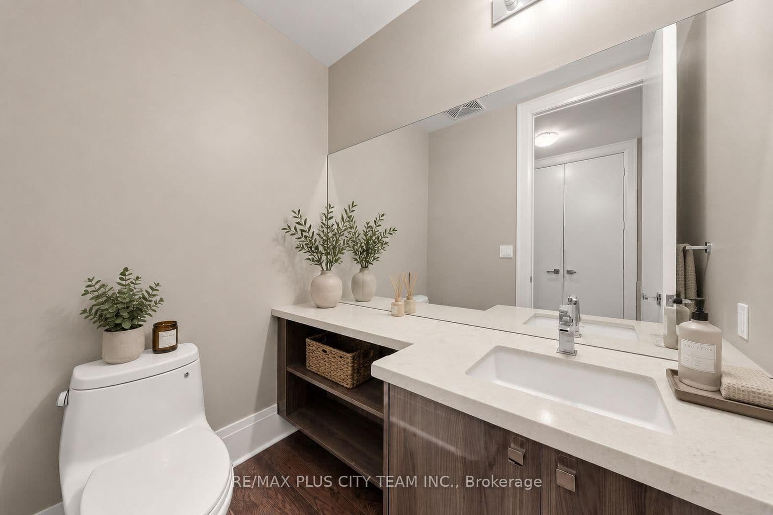 29 Queens Quay E, Unit TH122 thumbnail 7
