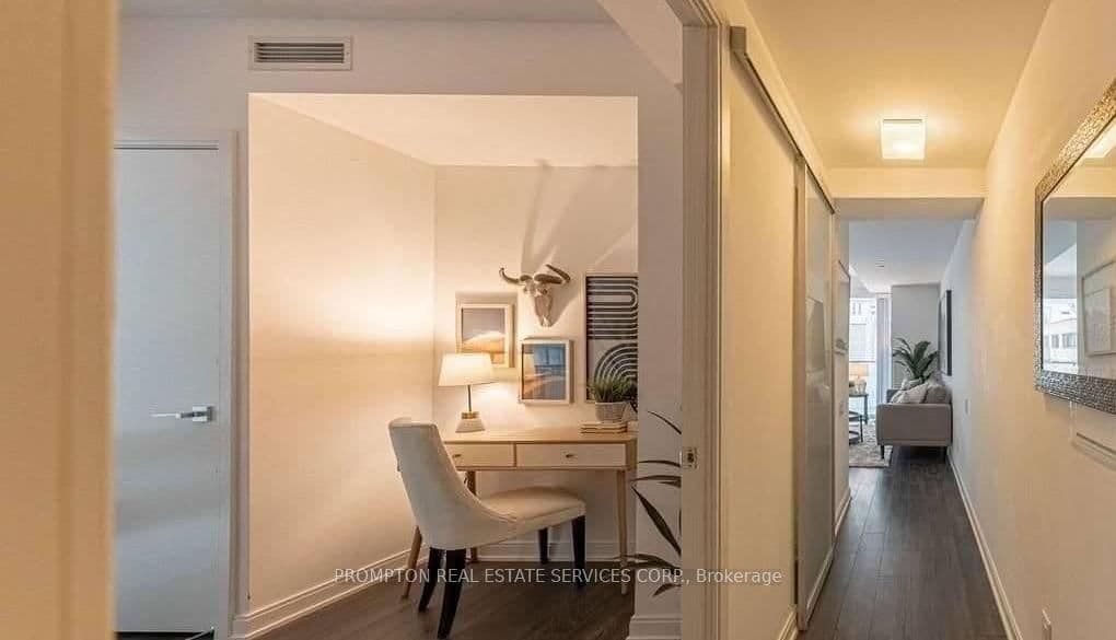 42 Charles Street E, Unit 607 thumbnail 5
