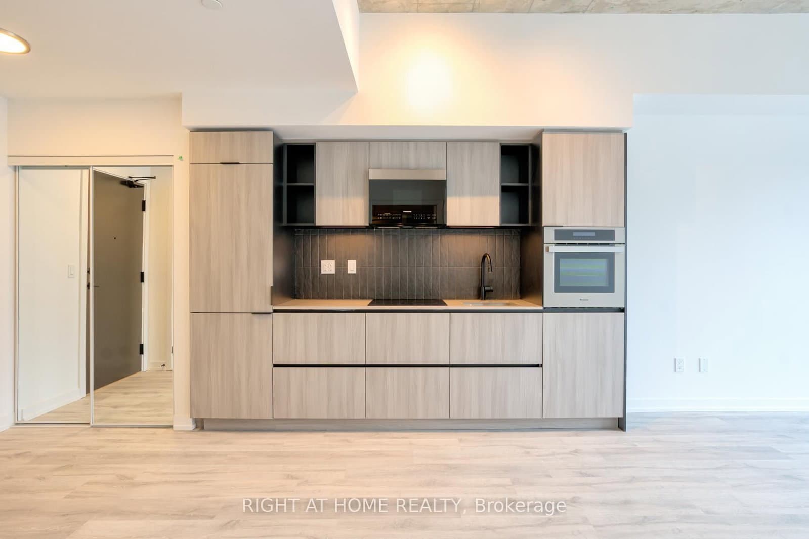 2 Augusta Avenue, Unit 704 thumbnail 3