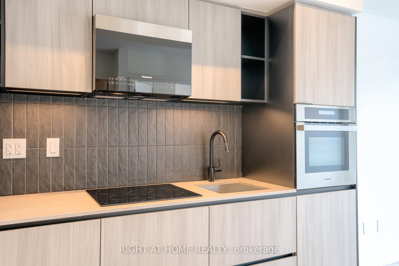 2 Augusta Avenue, Unit 704 thumbnail 4