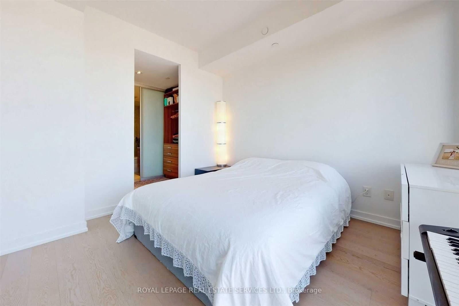 488 University Avenue, Unit 2703 thumbnail 15