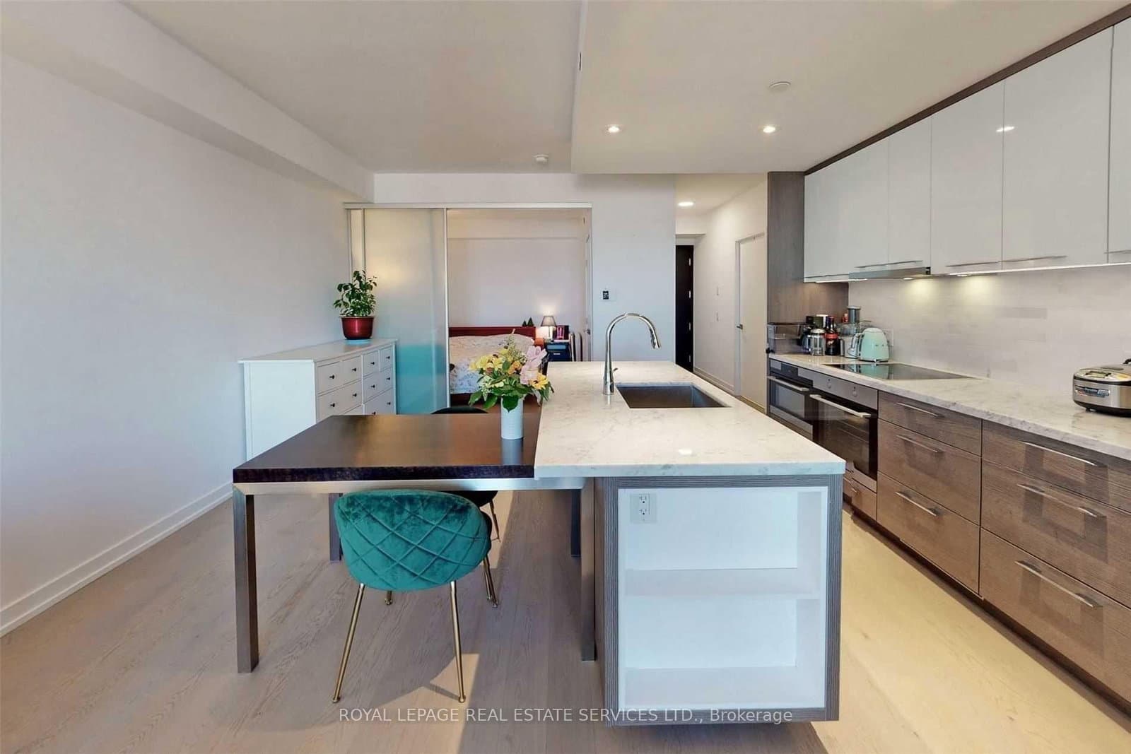 488 University Avenue, Unit 2703 thumbnail 6