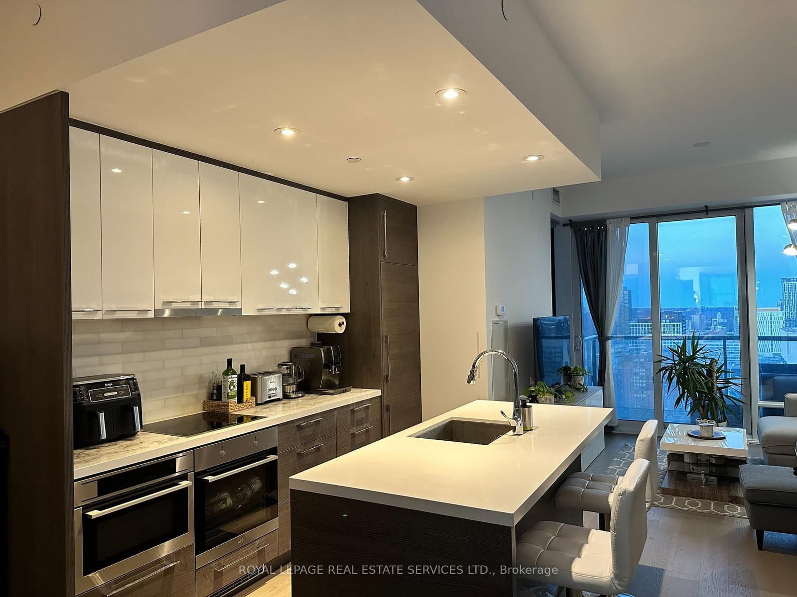 488 University Avenue, Unit 2703 thumbnail 7