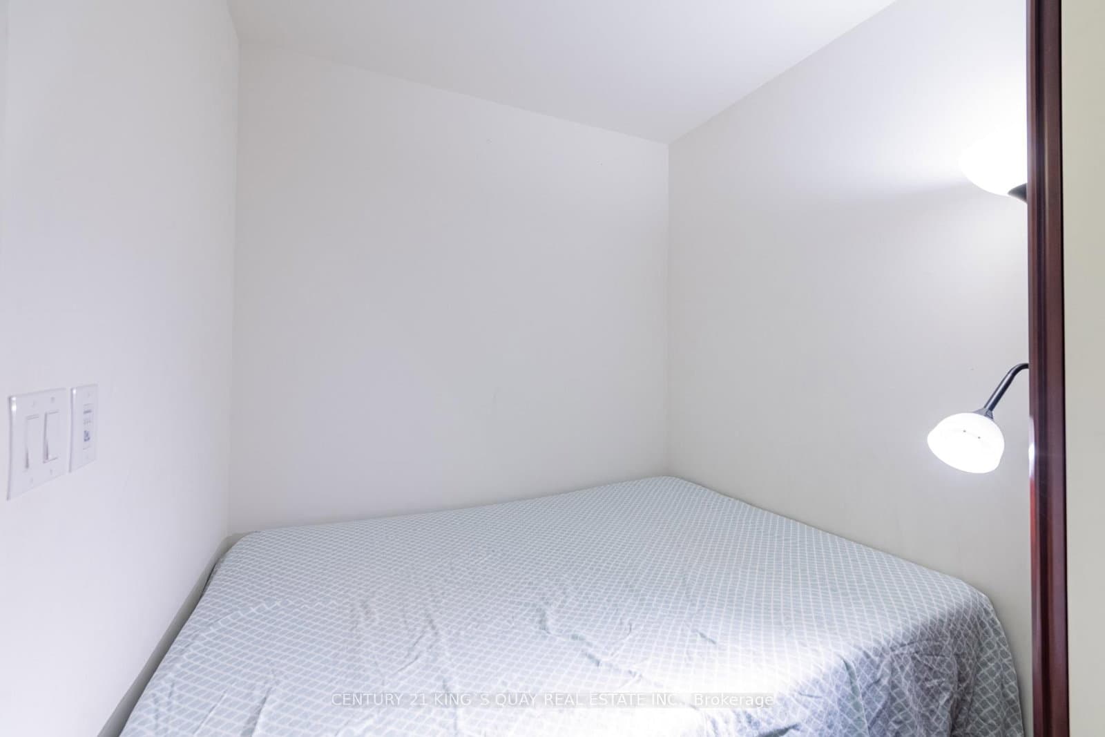 1 Bloor Street E, Unit 1708 thumbnail 21