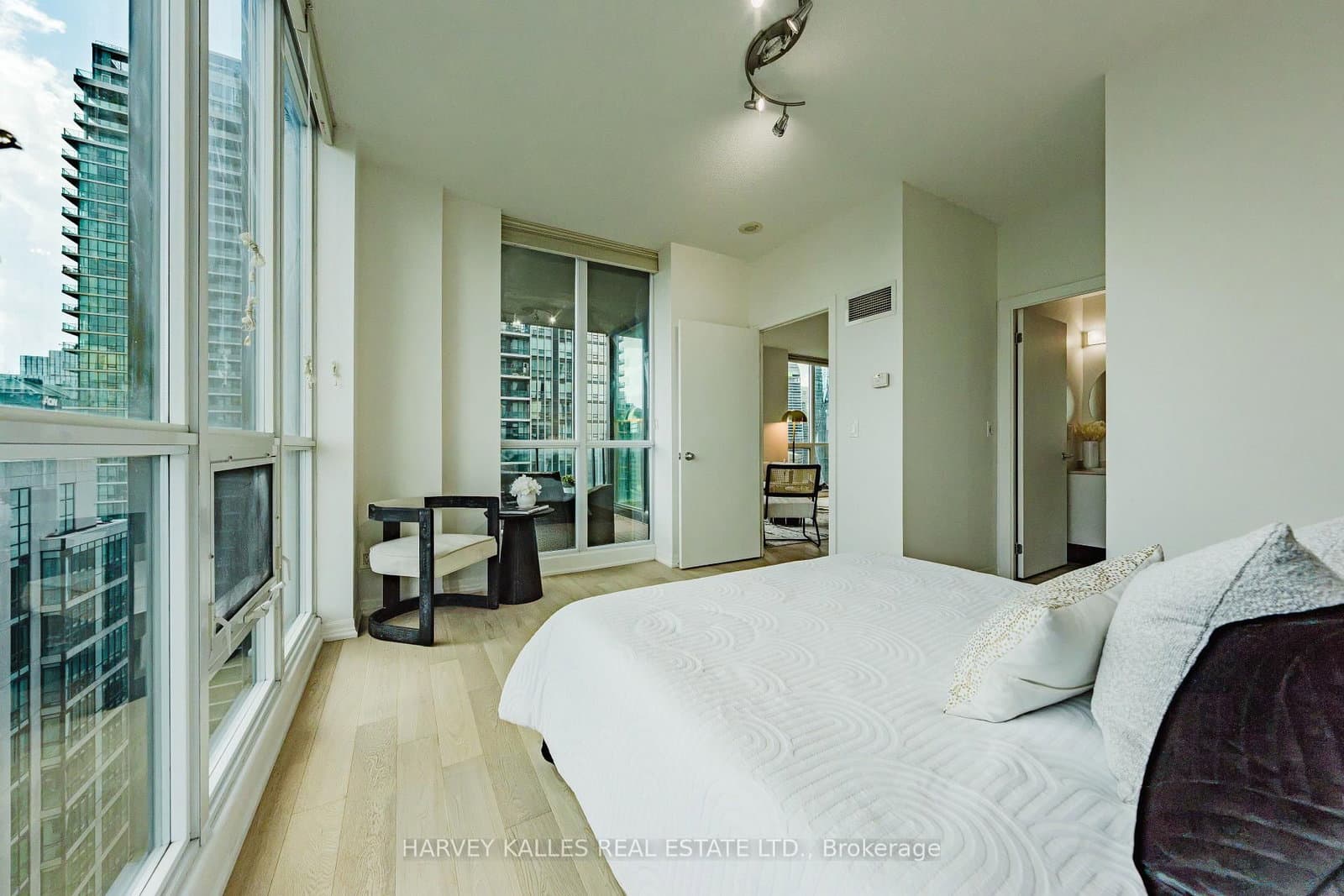 16 Yonge Street, Unit 3211 thumbnail 12