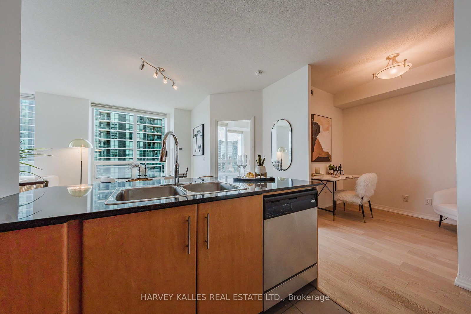 16 Yonge Street, Unit 3211 thumbnail 18