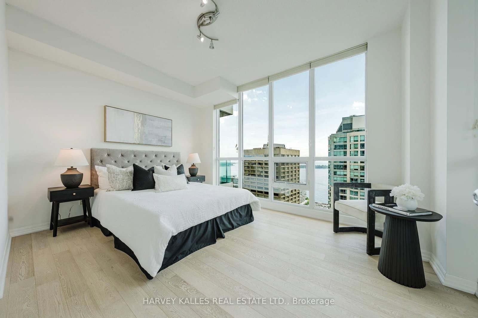 16 Yonge Street, Unit 3211 thumbnail 3