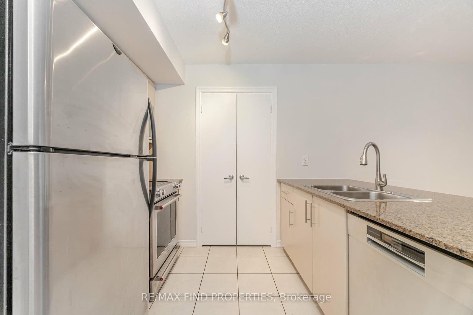 12 Yonge Street, Unit 1505 thumbnail 10