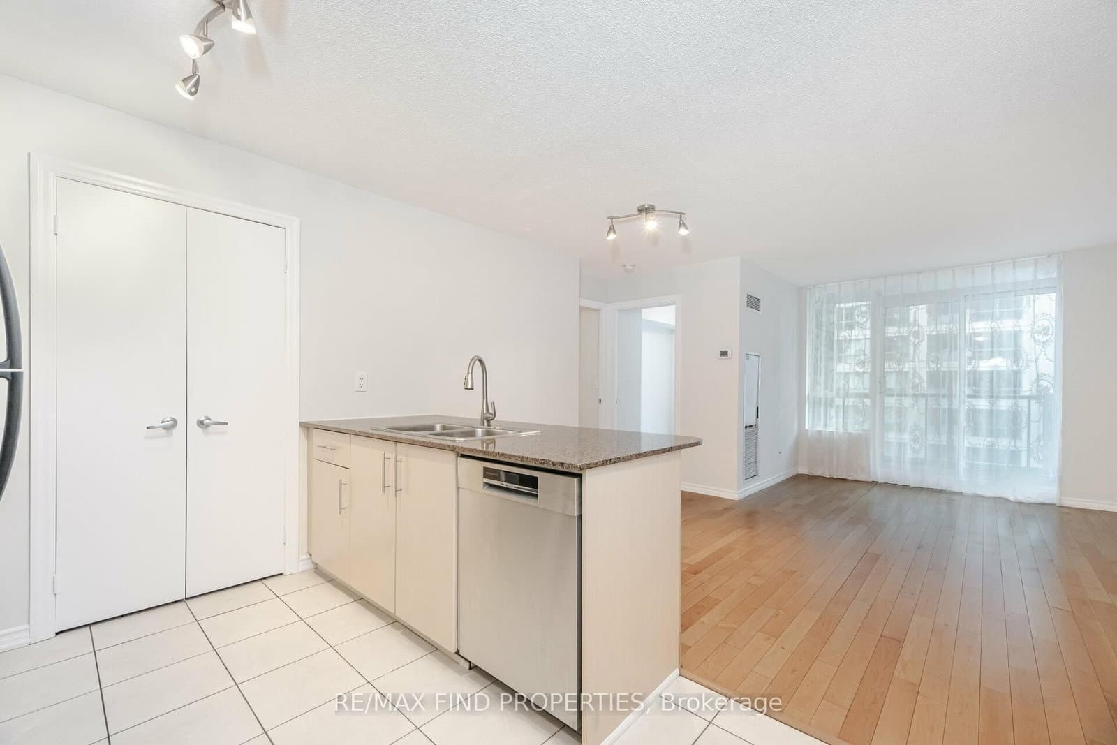 12 Yonge Street, Unit 1505 thumbnail 6
