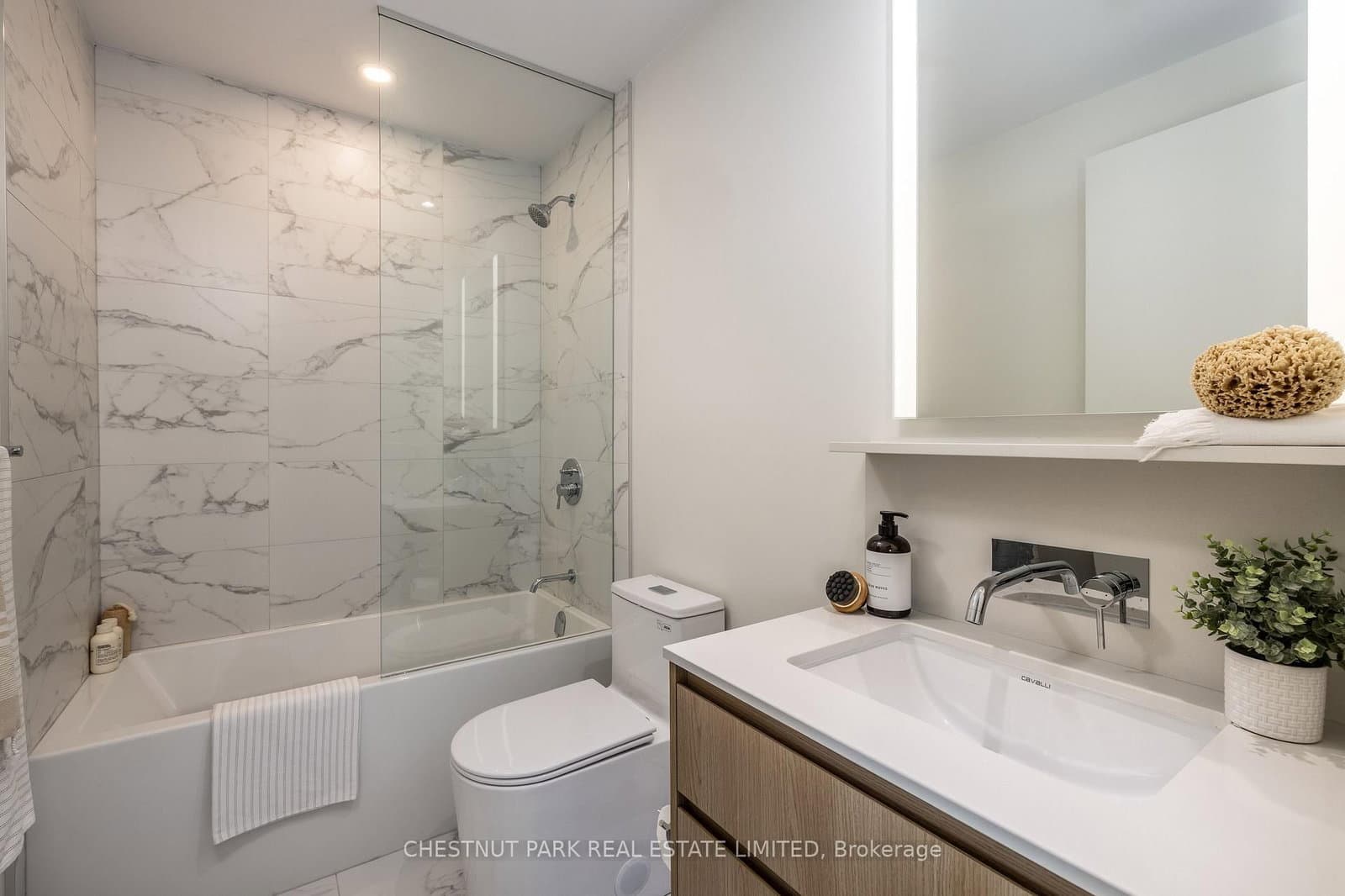 328 Dupont Street, Unit 901 thumbnail 13