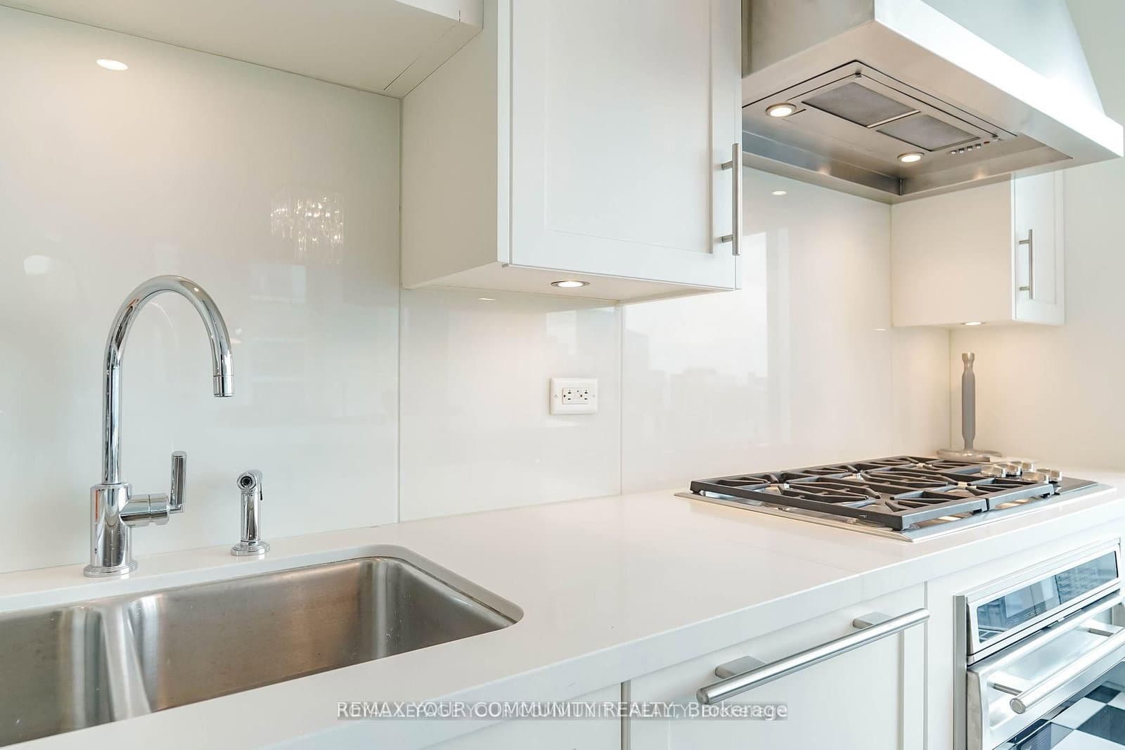 183 Wellington Street W, Unit 3903 thumbnail 13