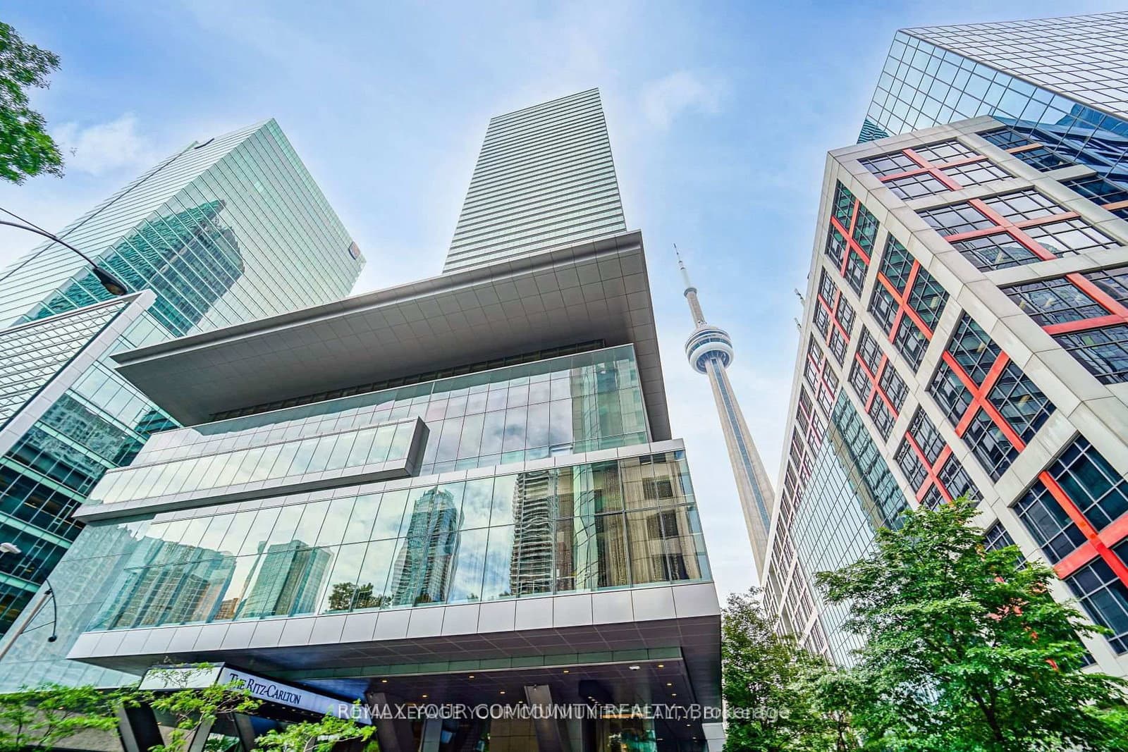 183 Wellington Street W, Unit 3903 thumbnail 2