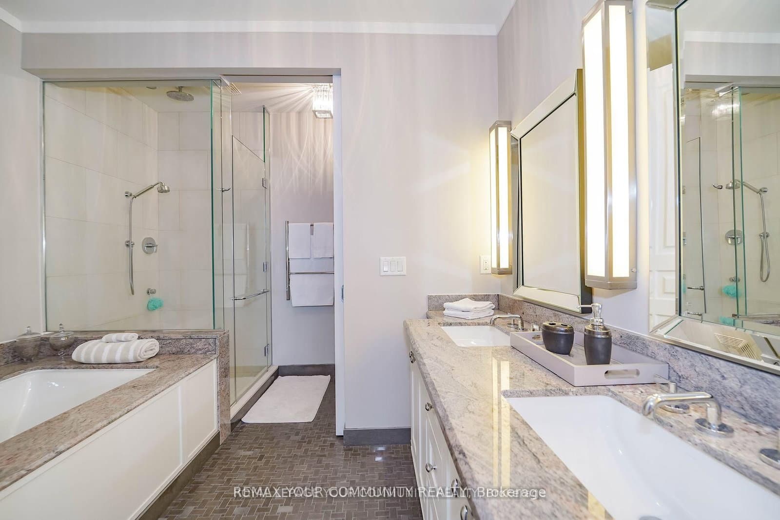 183 Wellington Street W, Unit 3903 thumbnail 23