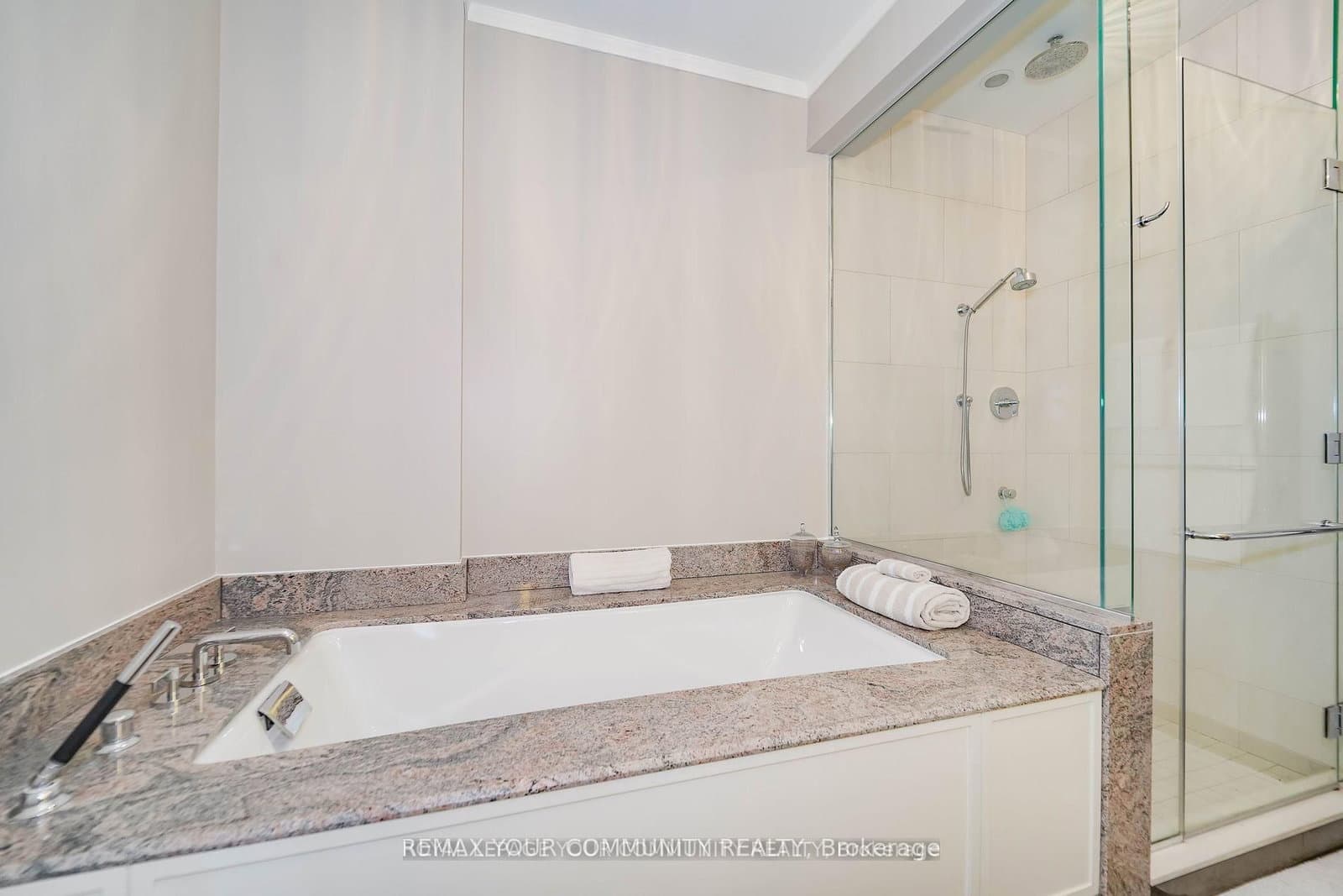 183 Wellington Street W, Unit 3903 thumbnail 24