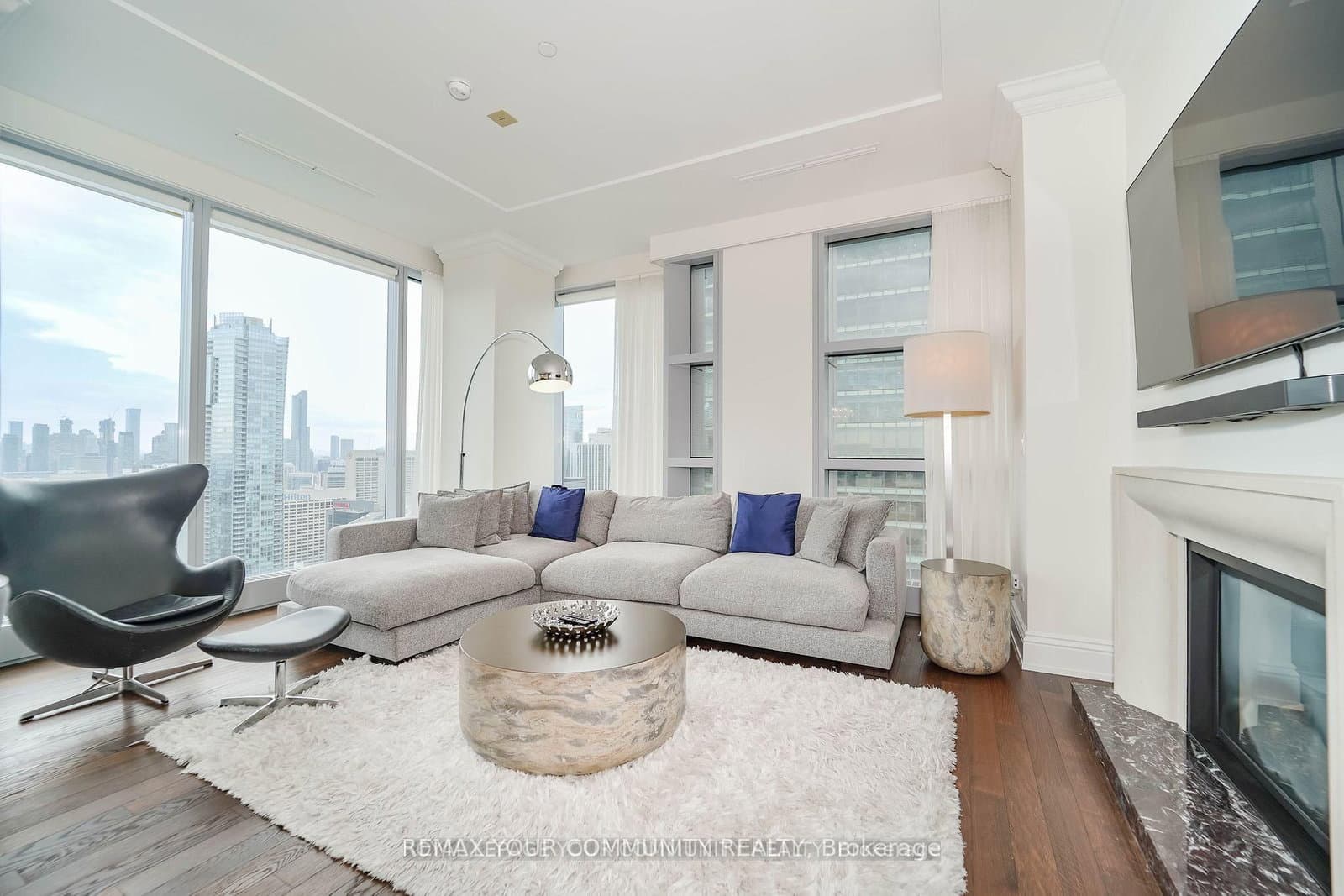 183 Wellington Street W, Unit 3903 thumbnail 4