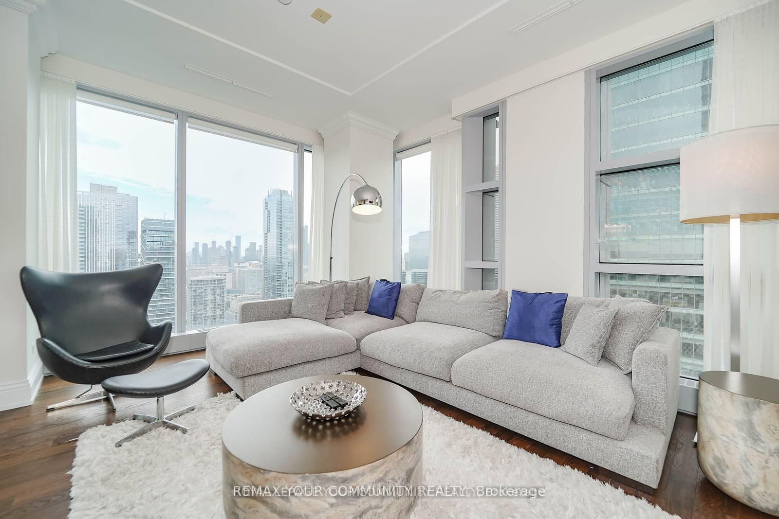 183 Wellington Street W, Unit 3903 thumbnail 6