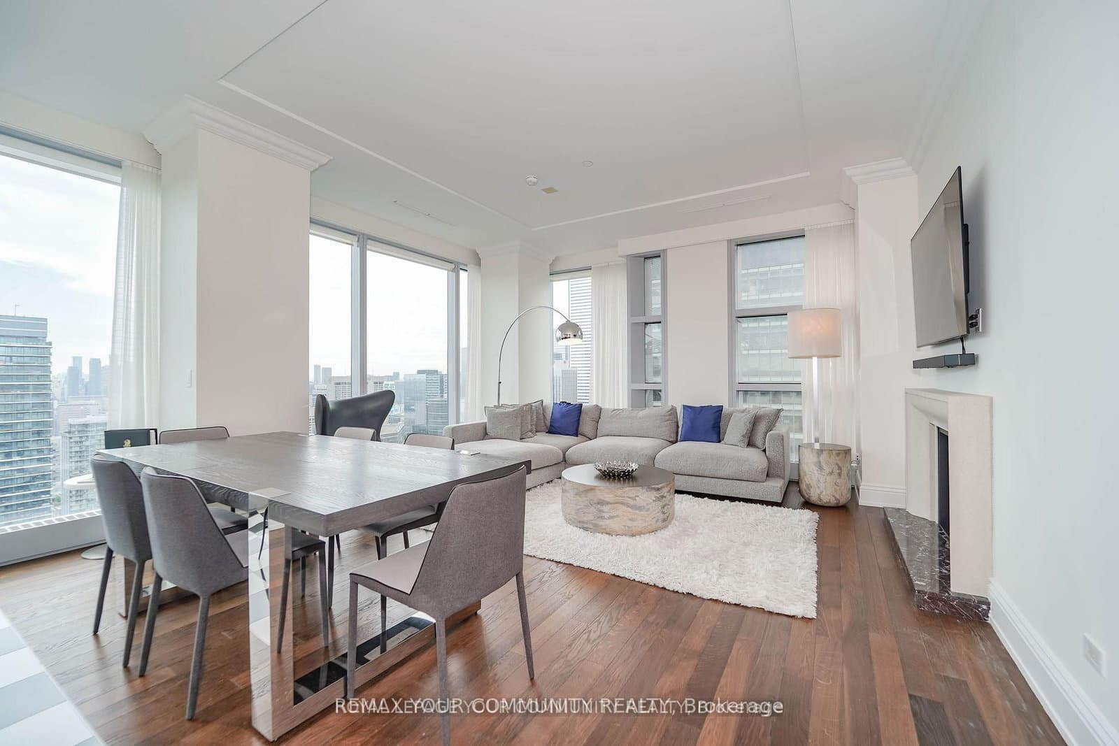 183 Wellington Street W, Unit 3903 thumbnail 8