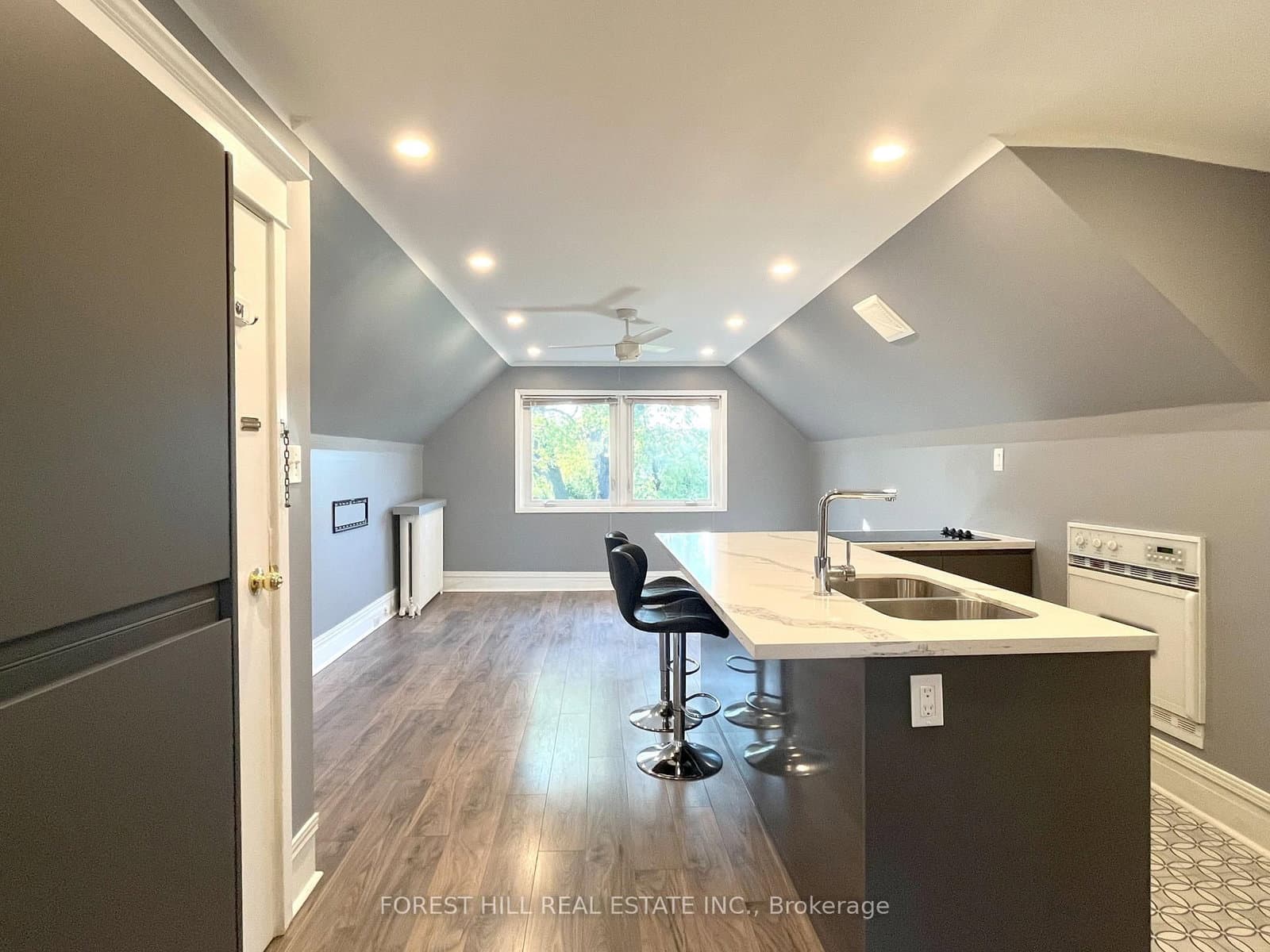 303 Lonsdale Road, Unit 3rd thumbnail 4