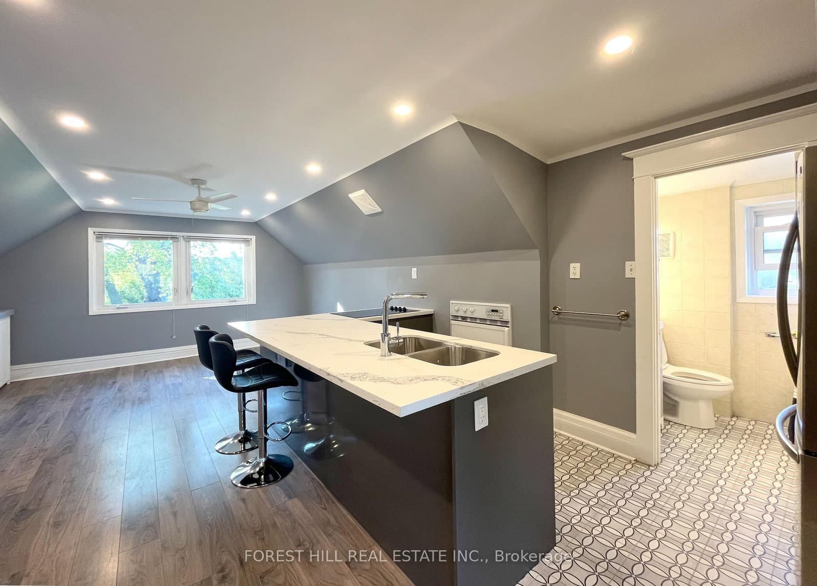 303 Lonsdale Road, Unit 3rd thumbnail 5