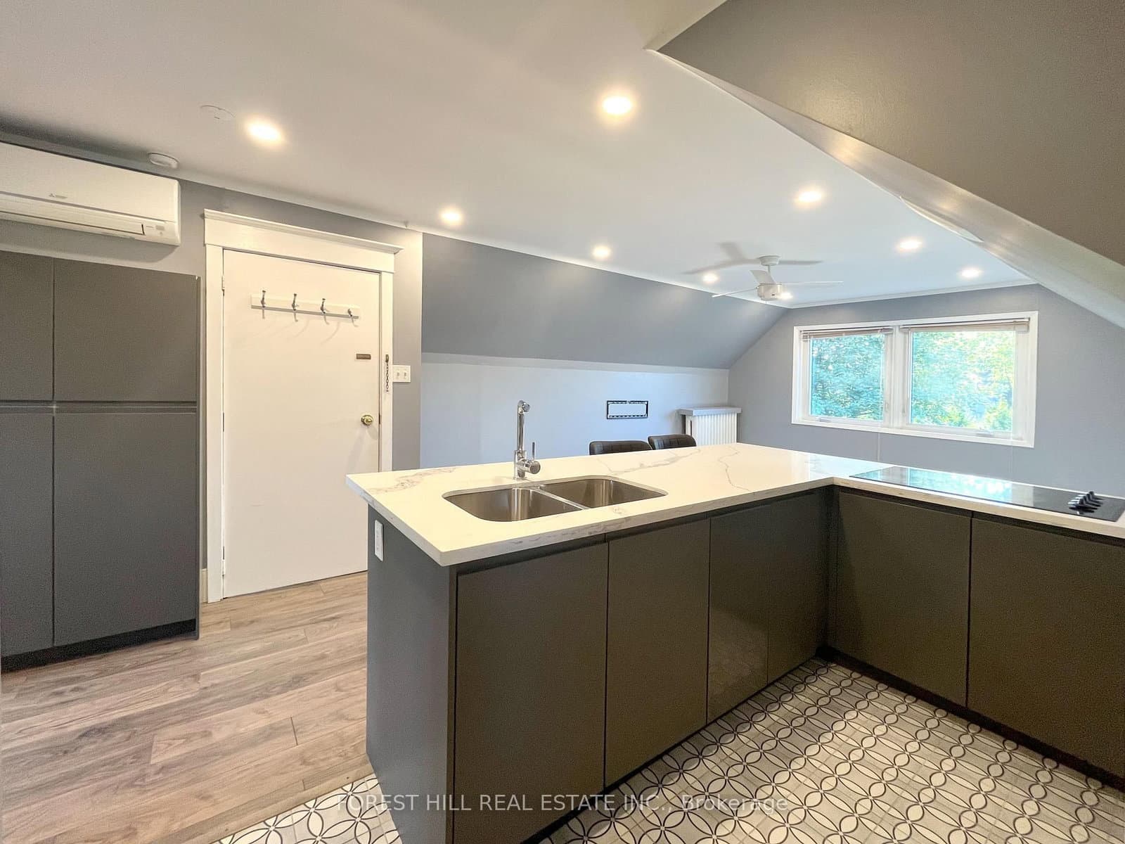 303 Lonsdale Road, Unit 3rd thumbnail 6
