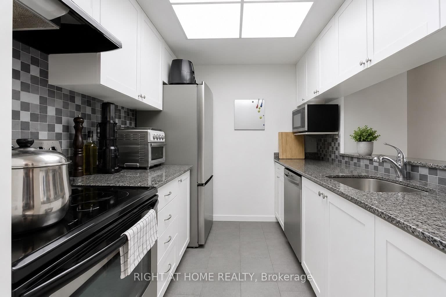 77 Harbour Square, Unit 504 thumbnail 9
