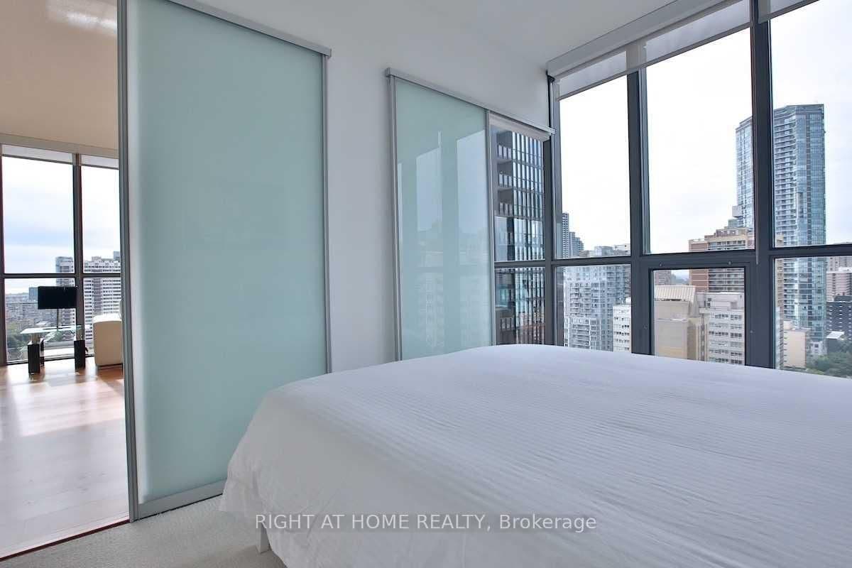 110 Charles Street E, Unit 1903 thumbnail 15