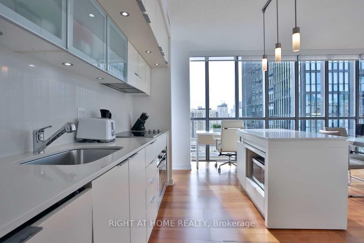 110 Charles Street E, Unit 1903 thumbnail 6