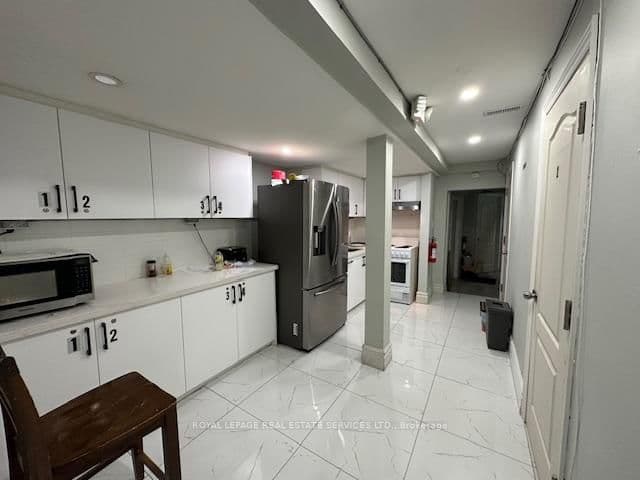 206 Carlton Street, Unit 102 thumbnail 2