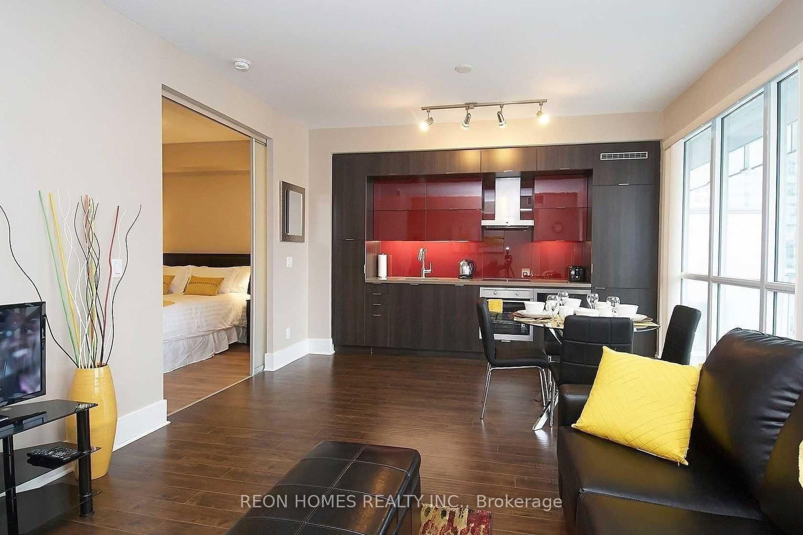 300 Front Street, Unit 2009 thumbnail 4