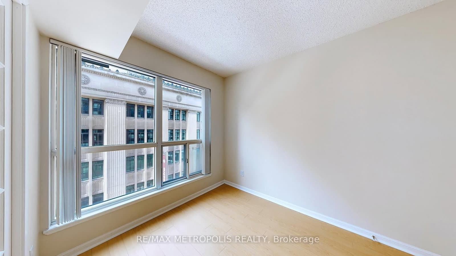 7 Carlton Street, Unit 810 thumbnail 4