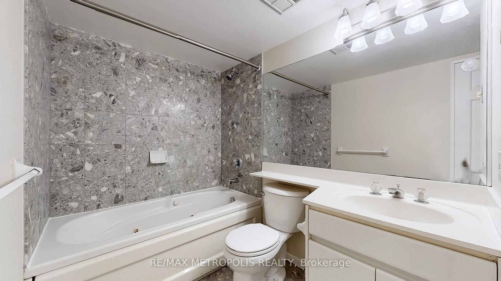 7 Carlton Street, Unit 810 thumbnail 6