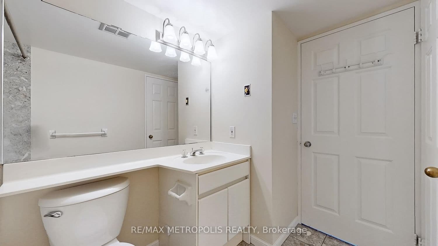 7 Carlton Street, Unit 810 thumbnail 7