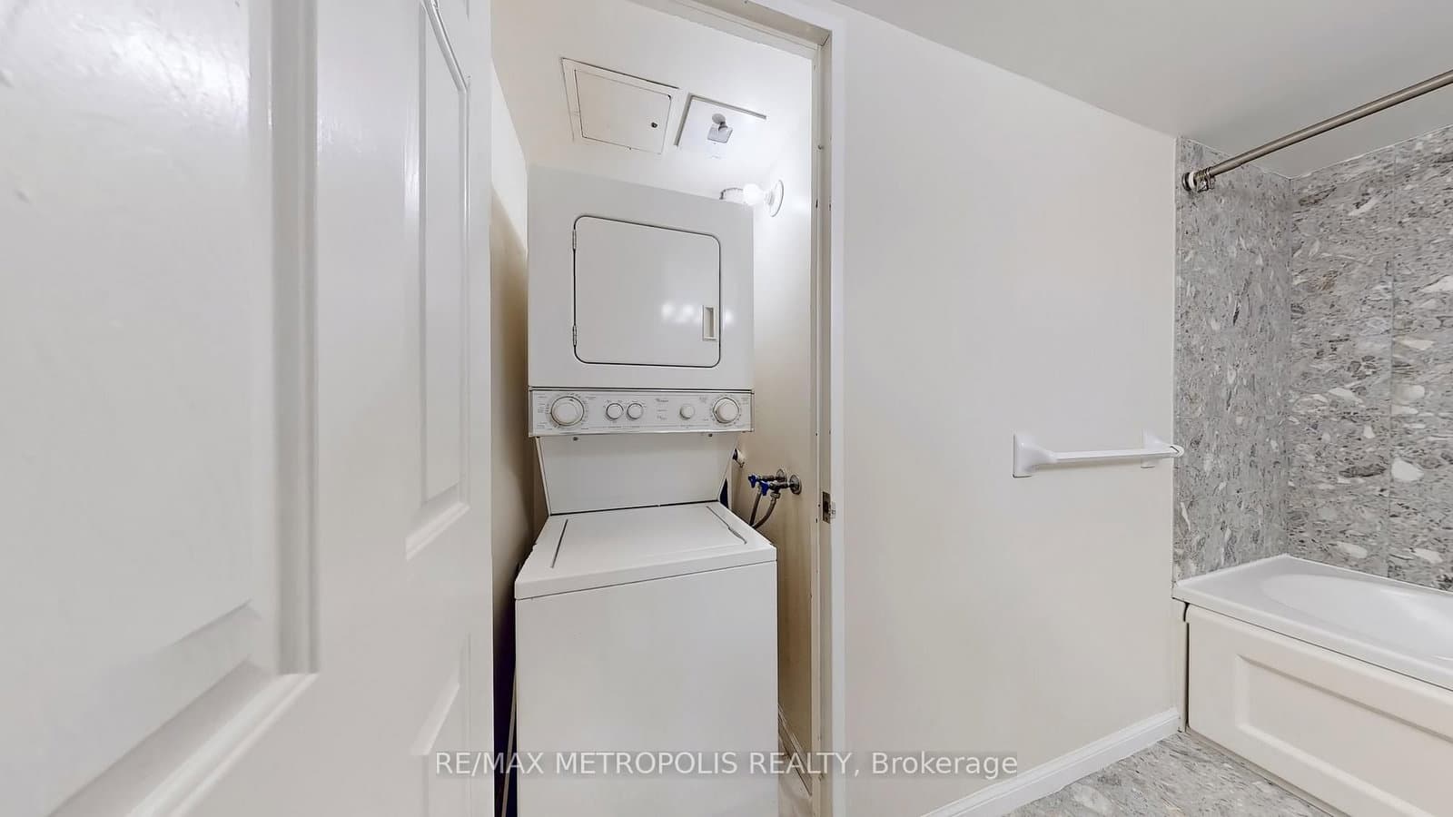 7 Carlton Street, Unit 810 thumbnail 8