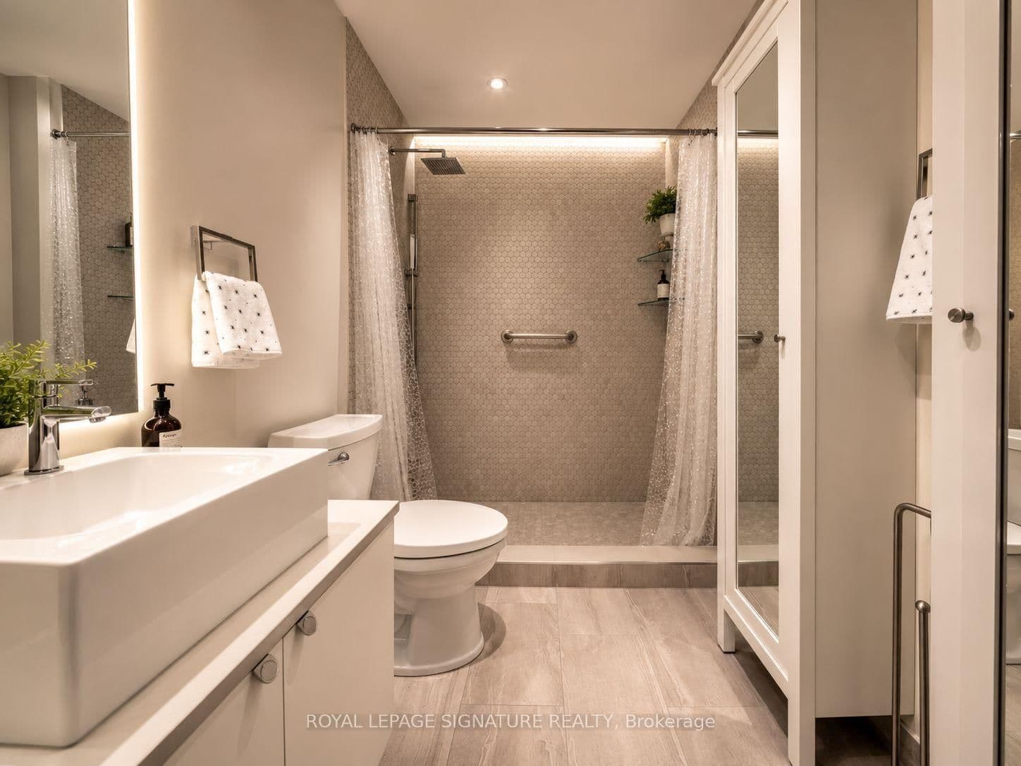 60 Bathurst Street, Unit 210 thumbnail 7
