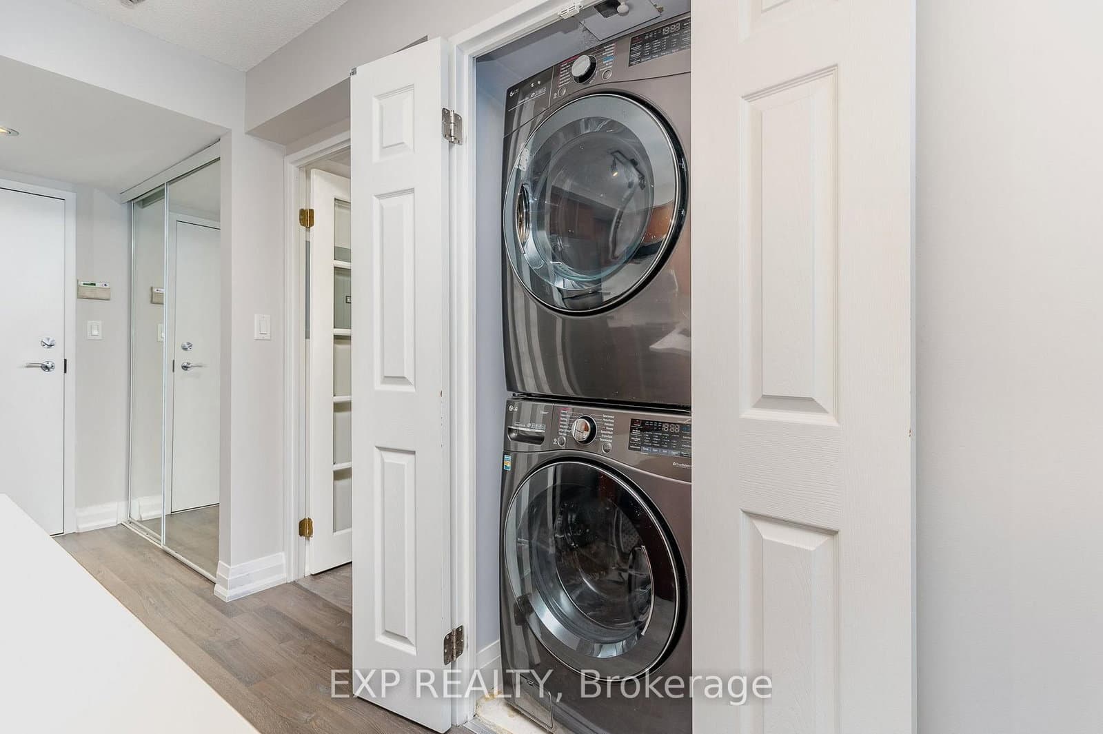 230 King Street, Unit 614 thumbnail 22